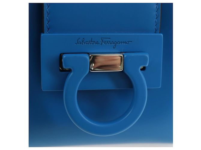 Pouch Salvatore Ferragamo Gancini in pelle blu e argento Auth 195518M - vista 15