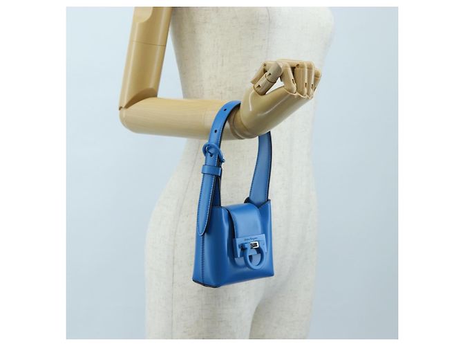 Pouch Salvatore Ferragamo Gancini in pelle blu e argento Auth 195518M - vista 22