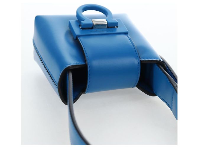 Pouch Salvatore Ferragamo Gancini in pelle blu e argento Auth 195518M - vista 6