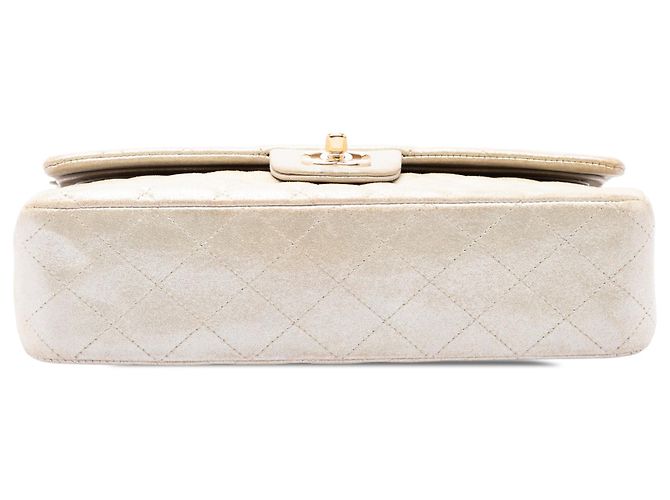 Borsa a tracolla Chanel Medium Classic Double Flap in vitello iridescente oro D'oro - vista 3