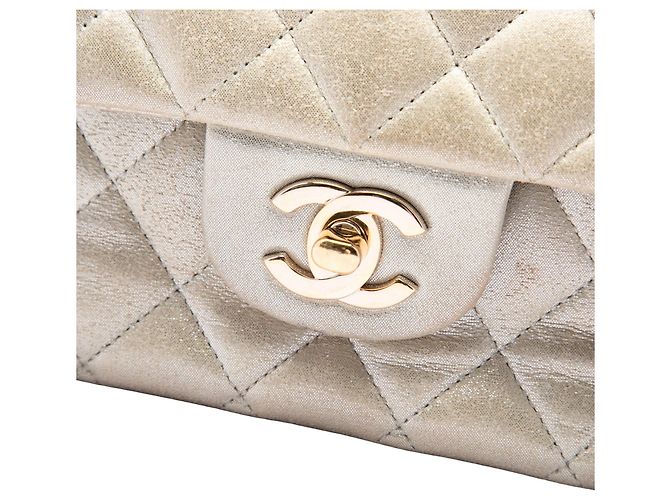 Borsa a tracolla Chanel Medium Classic Double Flap in vitello iridescente oro D'oro - vista 5