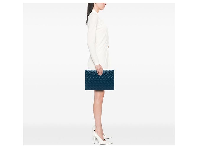 Clutch Chanel Large Quilted Lambskin O Case Blu - vista 5