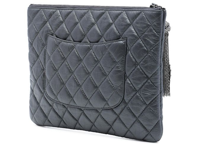 Clutch Chanel Medium Quilted Aged Calfskin Chain Tassel O Case Grigio - vista 2