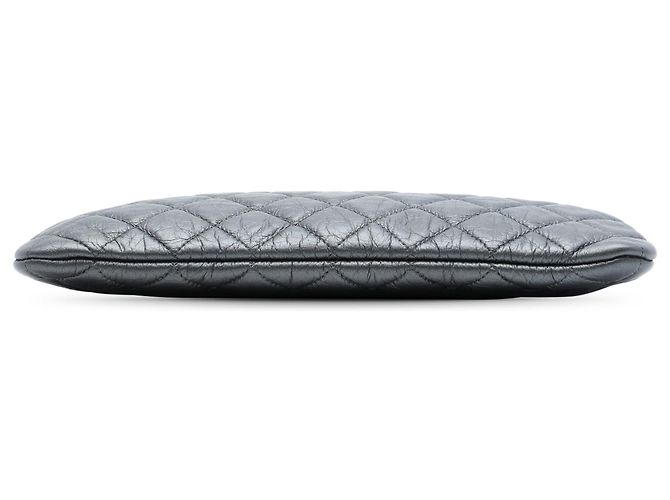 Clutch Chanel Medium Quilted Aged Calfskin Chain Tassel O Case Grigio - vista 3