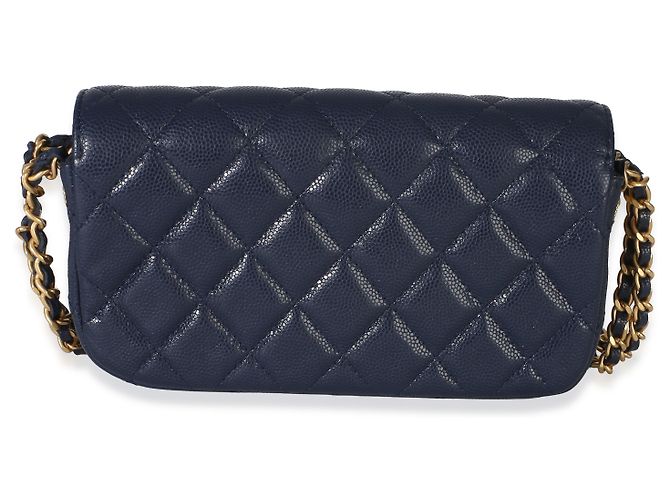 Gabrielle Porta teléfono Chanel Navy Quilted Caviar Twist Your Buttons con cadena Azul - vista 2