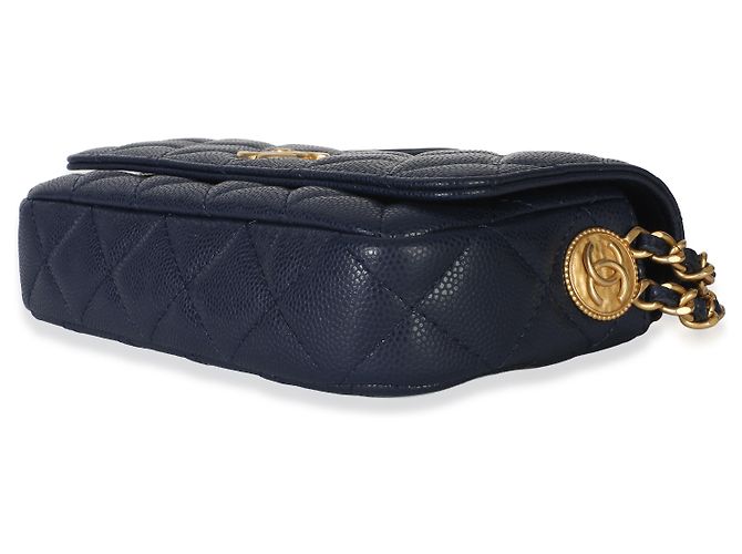 Gabrielle Porta teléfono Chanel Navy Quilted Caviar Twist Your Buttons con cadena Azul - vista 6