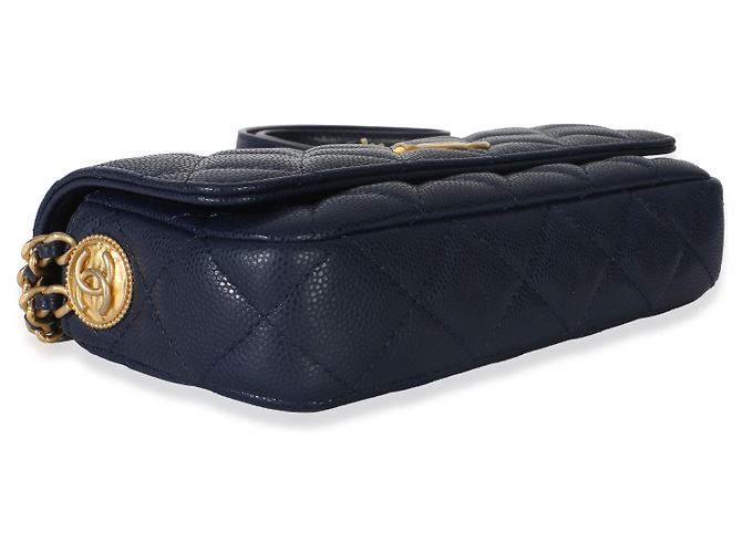 Gabrielle Porta teléfono Chanel Navy Quilted Caviar Twist Your Buttons con cadena Azul - vista 7
