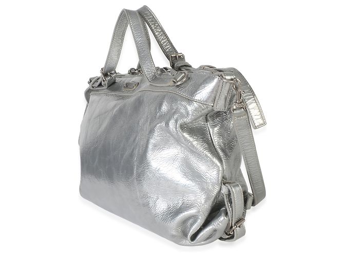Saint Laurent Medium ID Schultertasche aus silbernem metallischem Crash-Kalbsleder - Ansicht 3