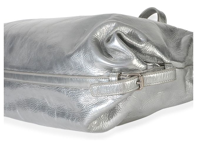 Saint Laurent Medium ID Schultertasche aus silbernem metallischem Crash-Kalbsleder - Ansicht 6