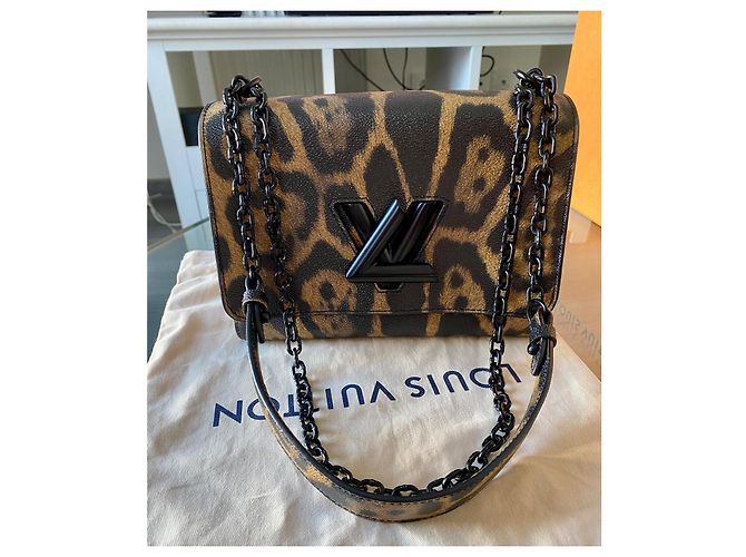 Borsa a mano Louis Vuitton Twist MM Cat Print Marrone Nero Stampa leopardo - vista 2