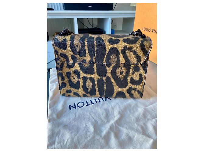 Borsa a mano Louis Vuitton Twist MM Cat Print Marrone Nero Stampa leopardo - vista 3