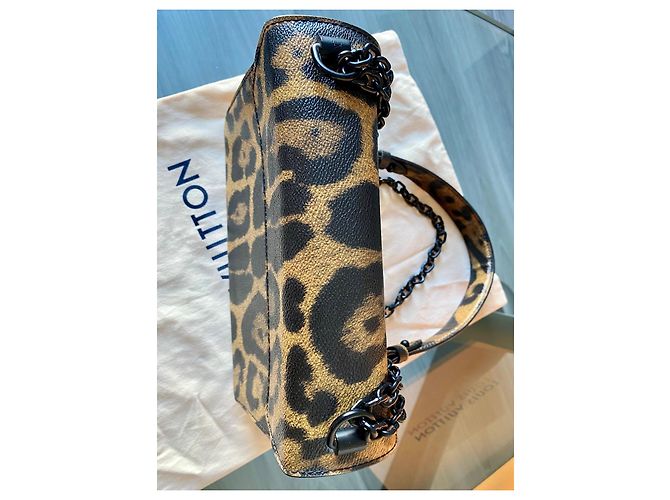 Borsa a mano Louis Vuitton Twist MM Cat Print Marrone Nero Stampa leopardo - vista 4