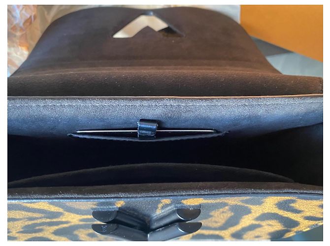 Borsa a mano Louis Vuitton Twist MM Cat Print Marrone Nero Stampa leopardo - vista 9