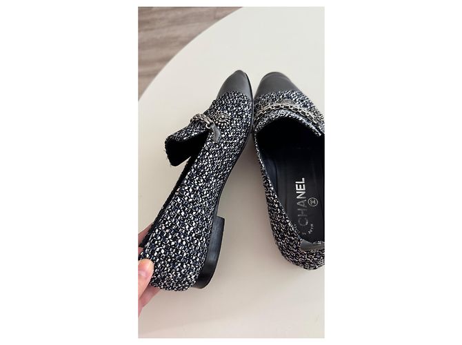 Ballerine in tweed Chanel con dettaglio a catena Nero Bianco - vista 6