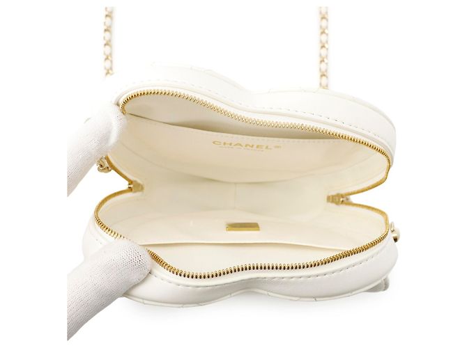 Borsa a tracolla Chanel Matelassé a forma di cuore Bianco - vista 6