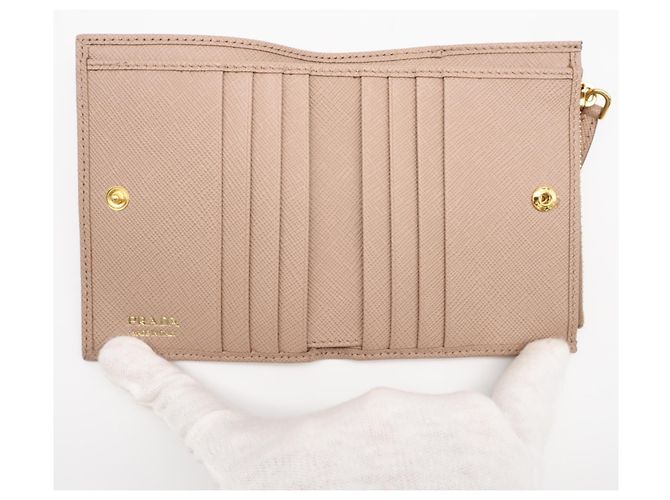 Billetera bi-fold Prada Saffiano Triangle Beige - vista 11
