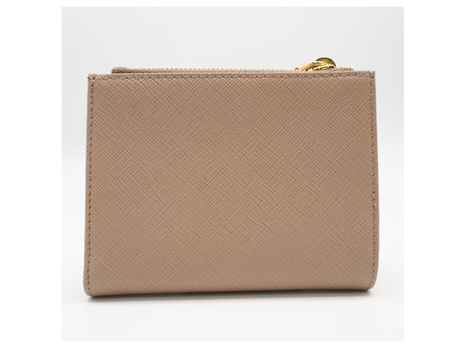 Billetera bi-fold Prada Saffiano Triangle Beige - vista 2