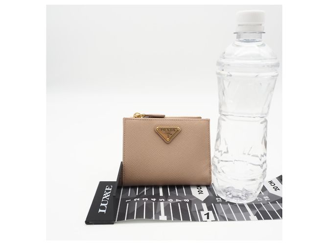 Billetera bi-fold Prada Saffiano Triangle Beige - vista 3