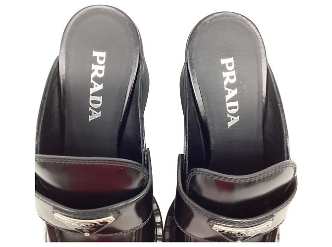 Mocassini con tacco e logo Prada in pelle nera Nero - vista 11