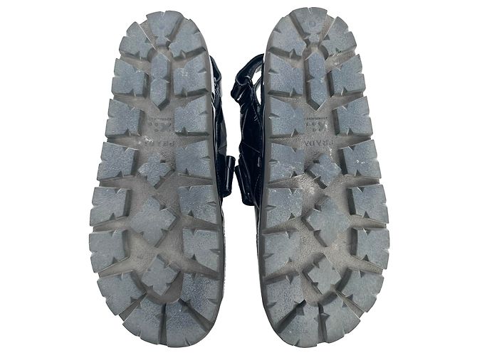 Prada gesteppte Slingback-Sport-Sandalen aus schwarzem Lackleder - Ansicht 11