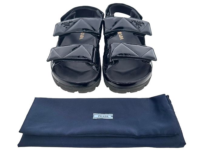 Prada gesteppte Slingback-Sport-Sandalen aus schwarzem Lackleder - Ansicht 14