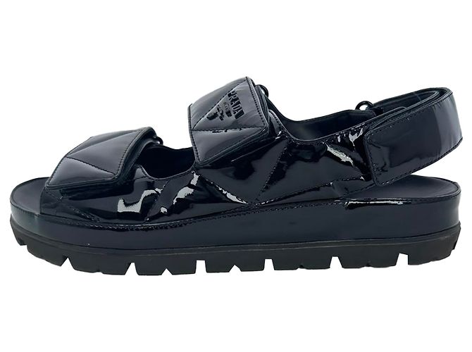 Prada gesteppte Slingback-Sport-Sandalen aus schwarzem Lackleder - Ansicht 2
