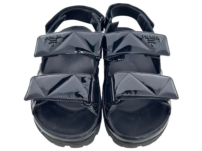 Prada gesteppte Slingback-Sport-Sandalen aus schwarzem Lackleder - Ansicht 4