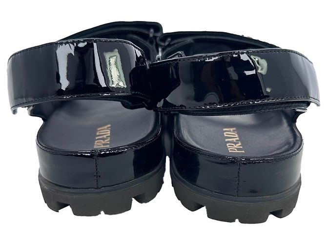 Prada gesteppte Slingback-Sport-Sandalen aus schwarzem Lackleder - Ansicht 7