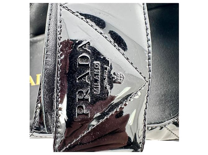 Prada gesteppte Slingback-Sport-Sandalen aus schwarzem Lackleder - Ansicht 8