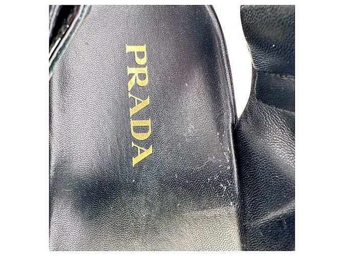 Prada gesteppte Slingback-Sport-Sandalen aus schwarzem Lackleder - Ansicht 9