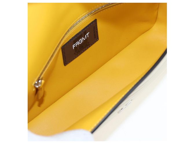 FENDI Dragonite FENDIxFRGMTxPOKMON Mamma Baguette Leather Yellow Auth 167542SM Argento Giallo - vista 27