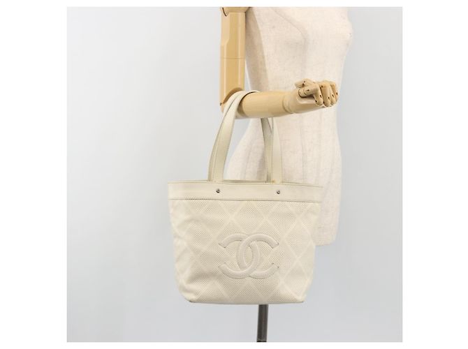 CHANEL Tote Bag aus Lochleder Weiß Silber CC Auth 198721A - Ansicht 23