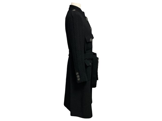 Casaco de comprimento médio em tweed de lã preto Chanel 2017 com cinto e botões de lucite com logo CC - vista 2
