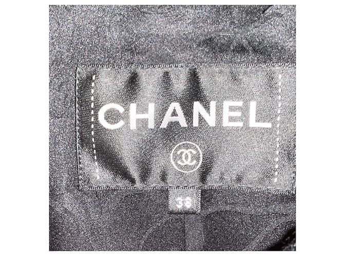 Casaco de comprimento médio em tweed de lã preto Chanel 2017 com cinto e botões de lucite com logo CC - vista 4