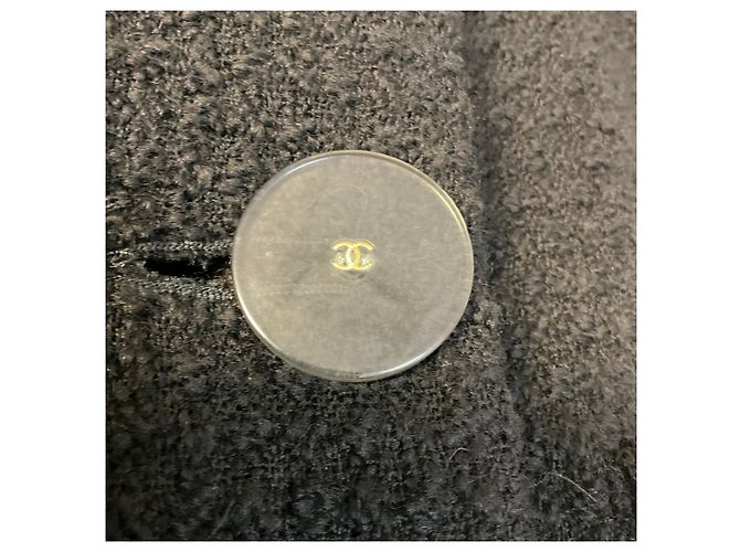 Casaco de comprimento médio em tweed de lã preto Chanel 2017 com cinto e botões de lucite com logo CC - vista 6