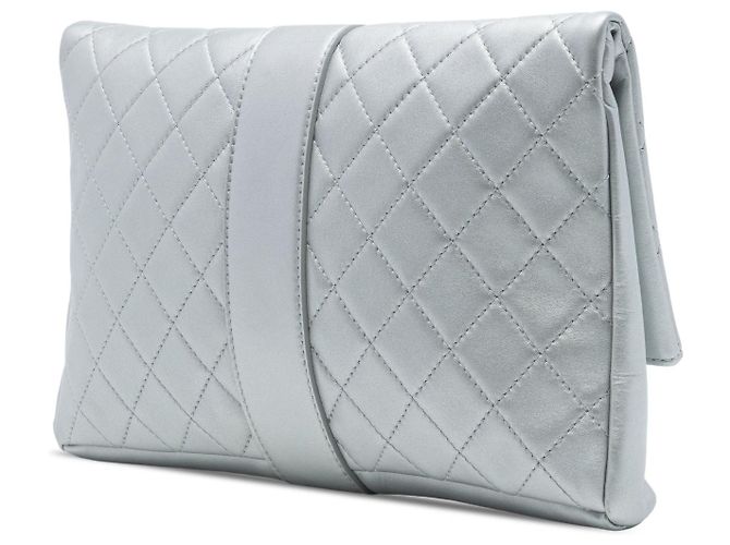 Pochette Grip Chanel en agneau matelassé argentée - vue 2