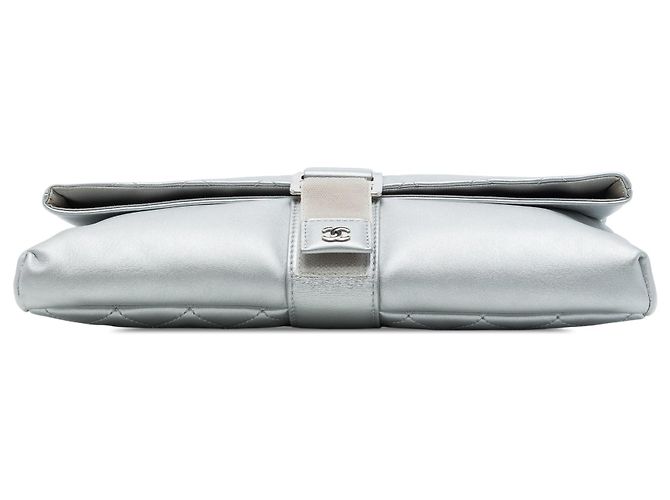 Pochette Grip Chanel en agneau matelassé argentée - vue 3