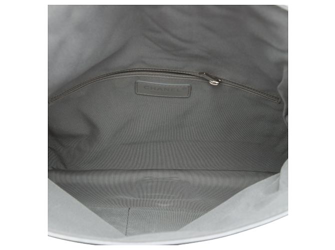 Pochette Grip Chanel en agneau matelassé argentée - vue 4
