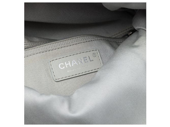 Pochette Grip Chanel en agneau matelassé argentée - vue 5