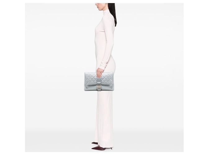 Pochette Grip Chanel en agneau matelassé argentée - vue 6