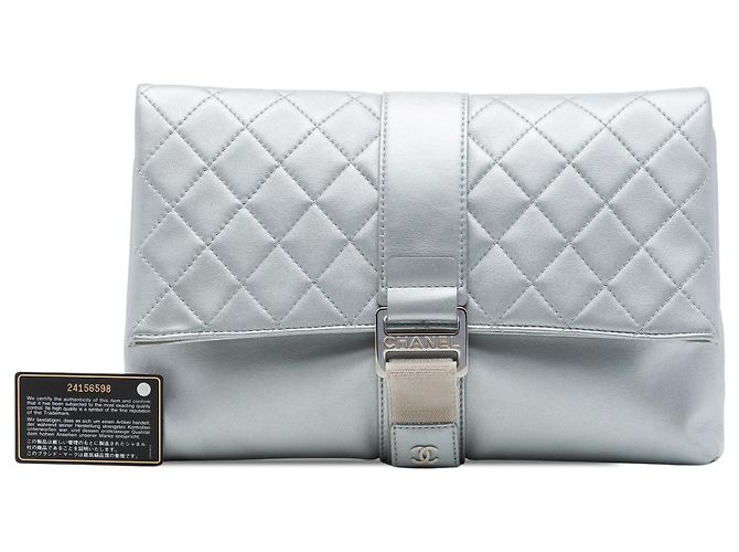 Pochette Grip Chanel en agneau matelassé argentée - vue 7