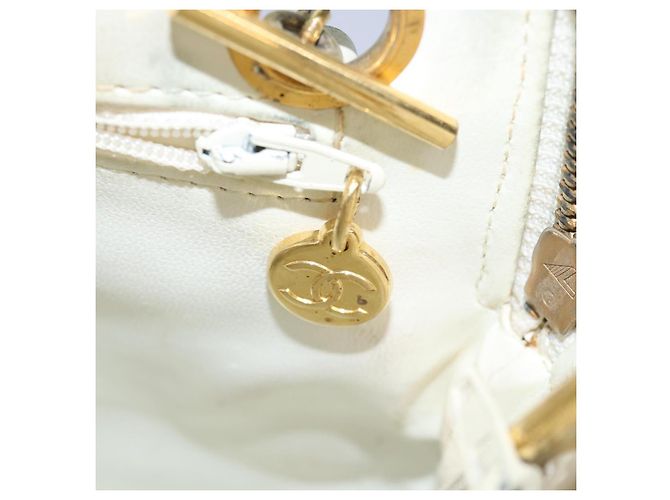 Borsa a tracolla CHANEL Matelasse con catena in pelle bianca CC Auth 76482 Bianco - vista 22