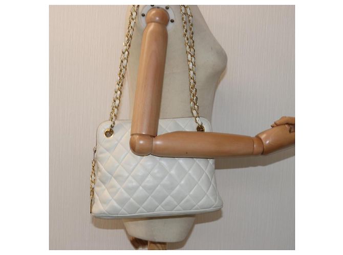 Borsa a tracolla CHANEL Matelasse con catena in pelle bianca CC Auth 76482 Bianco - vista 23