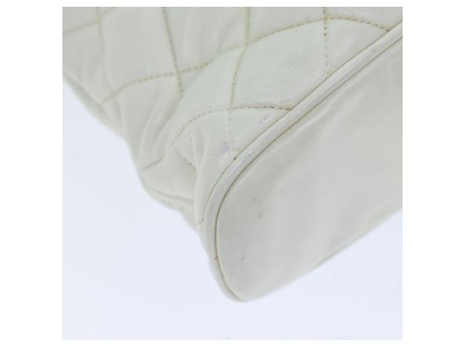 Borsa a tracolla CHANEL Matelasse con catena in pelle bianca CC Auth 77469 Bianco - vista 14