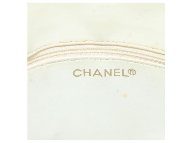 Borsa a tracolla CHANEL Matelasse con catena in pelle bianca CC Auth 77469 Bianco - vista 17