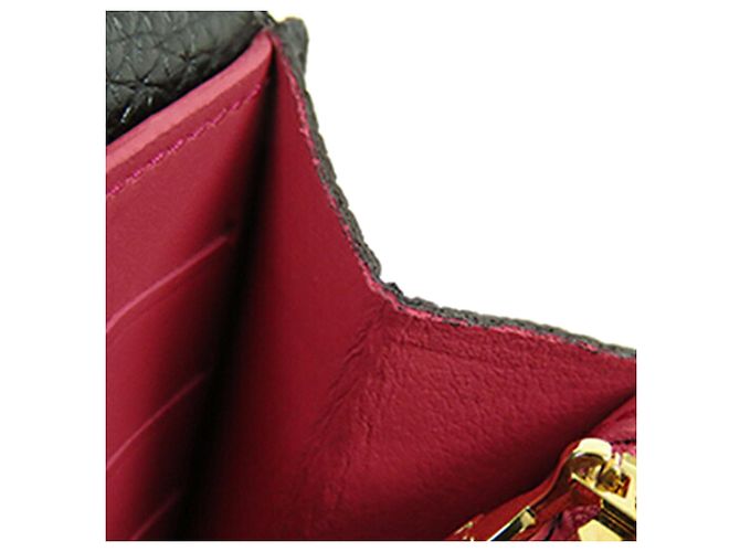 Louis Vuitton Capucines Langbeutel aus Taurillon-Leder in Schwarz - Ansicht 9