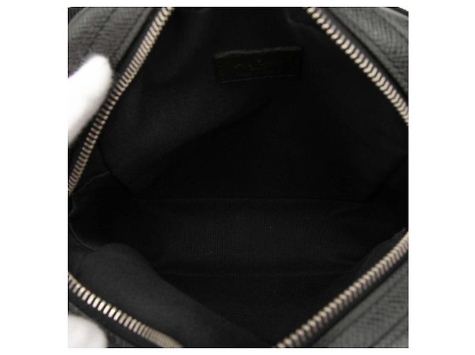 Bolso bandolera Louis Vuitton Taiga Dimitri Negro - vista 4