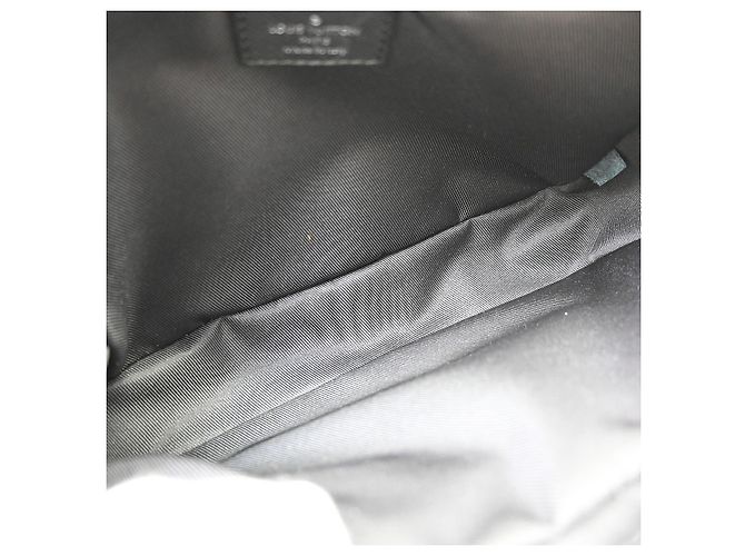 Louis Vuitton Outdoor BumBag Monogram Taigarama Nero - vista 3