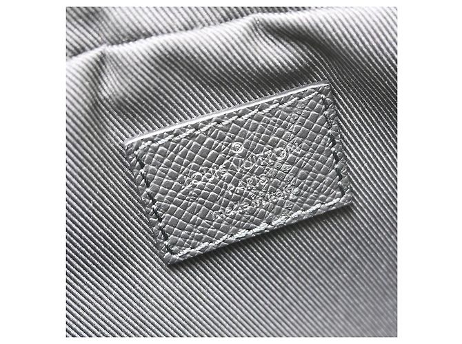 Louis Vuitton Outdoor BumBag Monogram Taigarama Nero - vista 4