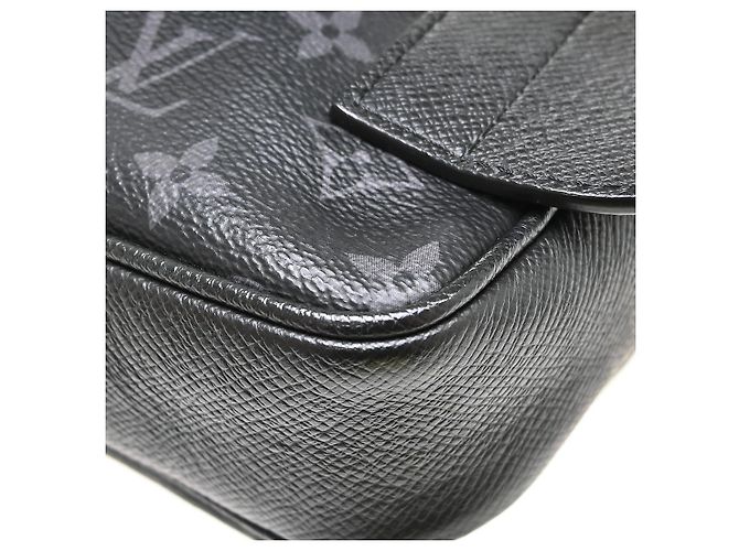 Louis Vuitton Outdoor BumBag Monogram Taigarama Nero - vista 6